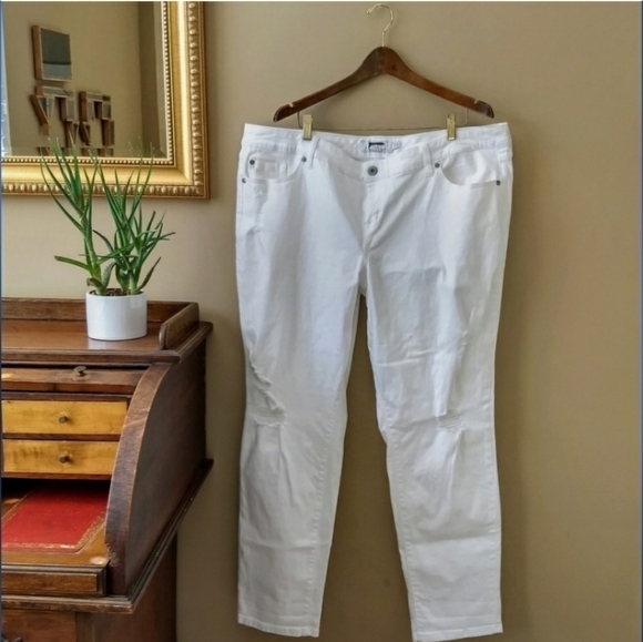 Torrid White Denim Distressed Boyfriend Jeans Size 22 - Picture 6 of 8